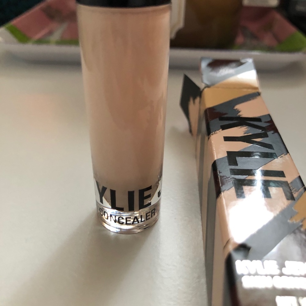Kylie Cosmetics Skin Concealer Pearl Shade - Picture 6 of 9